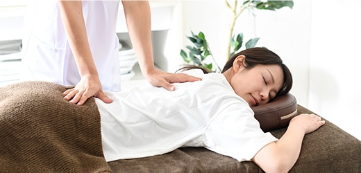 施術を受ける女性